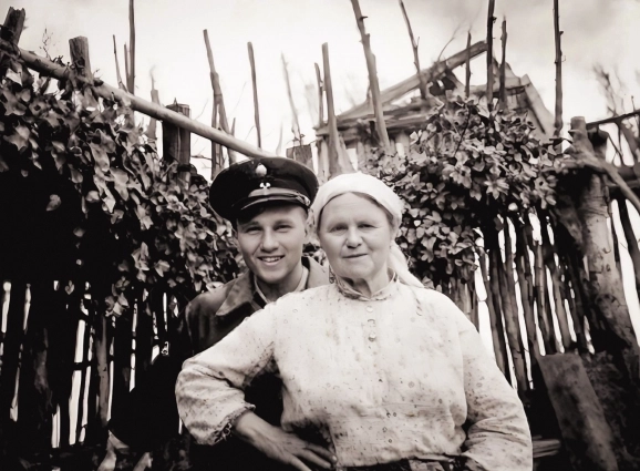 Иннокентий и Василиса Миновна во дворе своего дома. Село Семеновское, Иркутская область. 1950-е годы