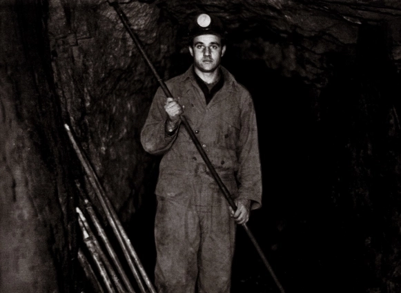 Дмитрий на руднике Ниттис-Кумужье г. Мончегорске с болтами крепления перед спуском в шахту. 1965 год