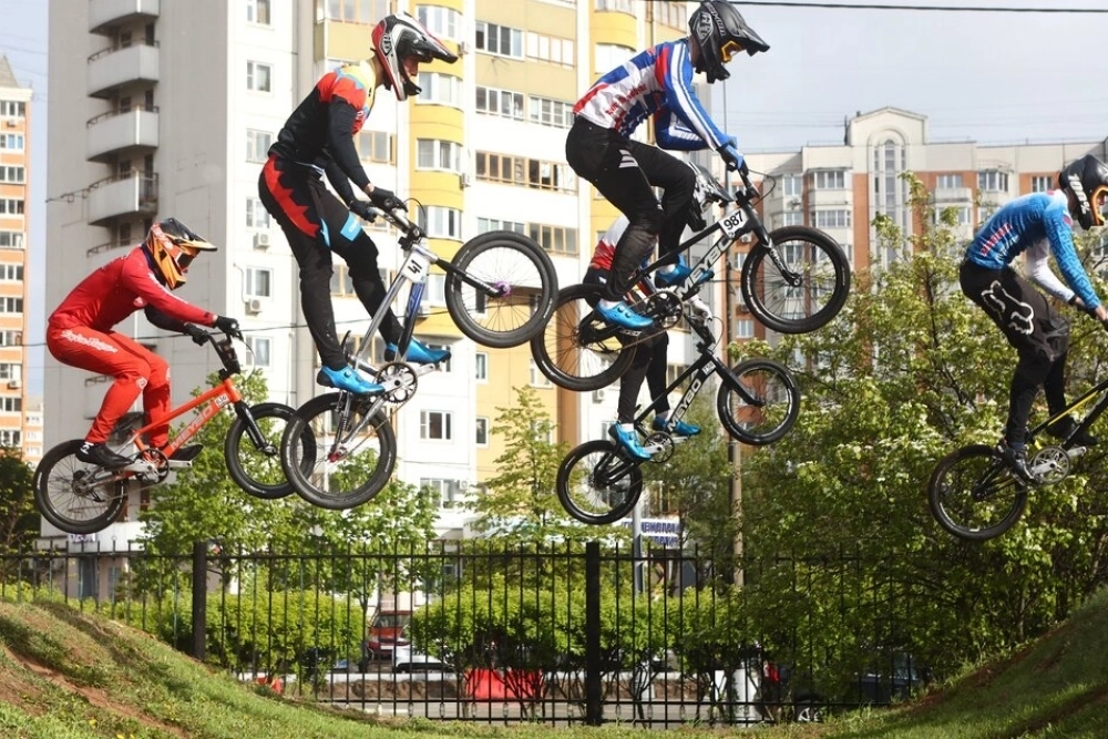 Гонки на BMX в Москве: захватывающие моменты на крутых виражах