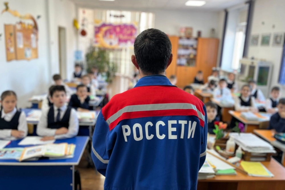 На всех занятиях сотрудники компании знакомят ребят с Машей Лампочкиной.