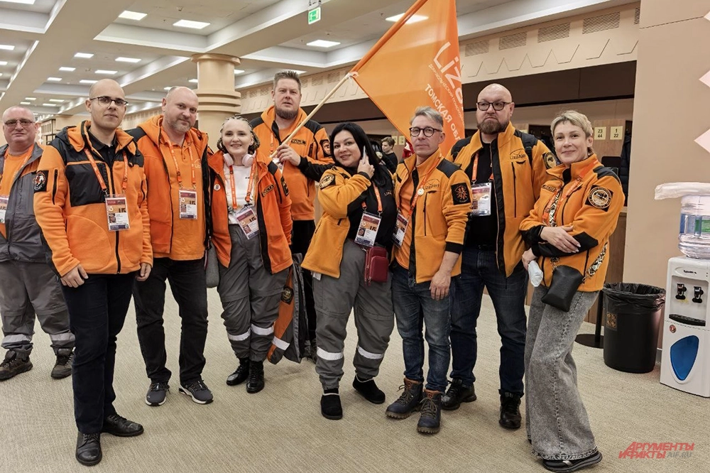 Сотрудники поискового отряда «ЛизаАлерт» в Национальном Центре «Россия».