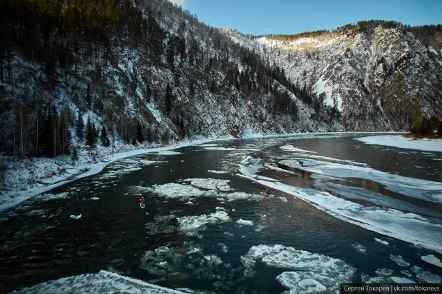 Сапбордисты на фоне завораживающих пейзажей Маны.