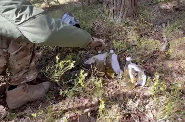 Подросток подготовил три бутылки с зажигательной смесью.