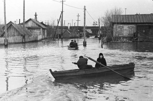 Во время разлива Суры пензенцы плавали по улицам на лодках.