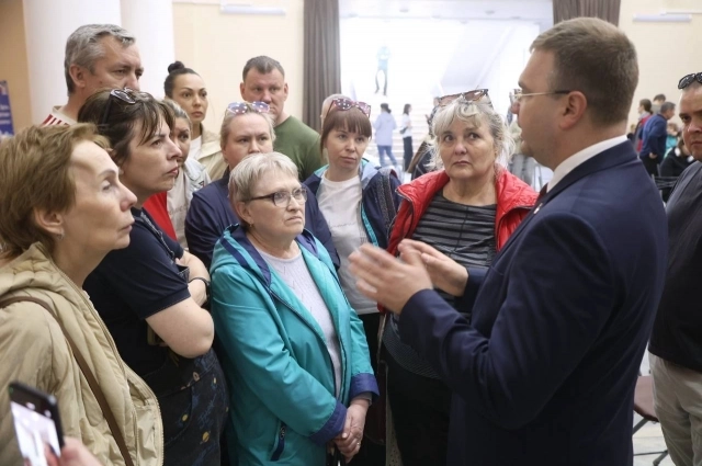 Эдуард Соснин и жильцы пострадавшего дома.