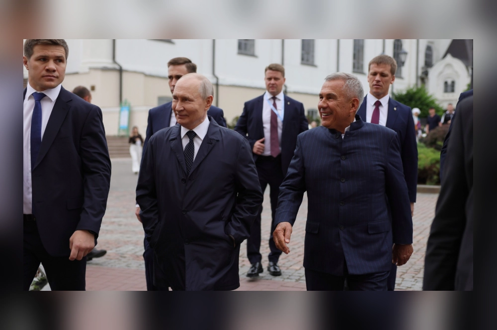 Путин и Минниханов прогулялись по центру Казани.