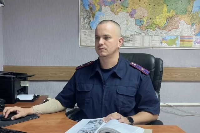 На службе у Артёма другая форма.