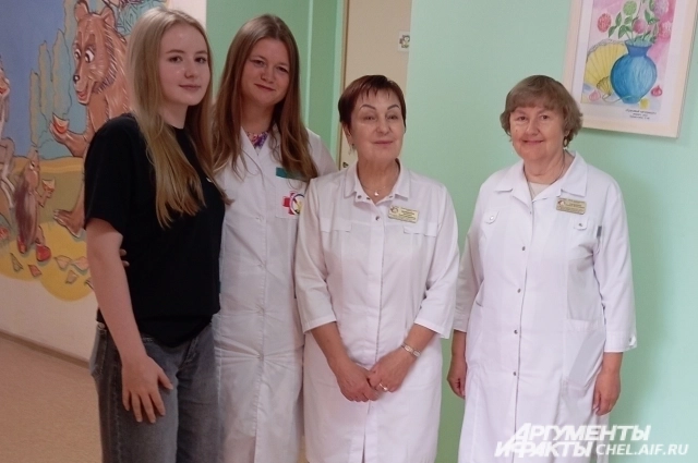 Евгения с удовольствием фотографируется со своими спасительницами.