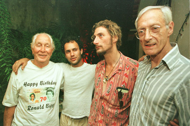 Брюс Рейнольдс (крайний справа) на дне рождения Ронни Биггса (крайний слева), 1999 год