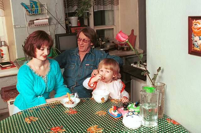 Александр Кавалеров с женой Олесей и дочерью Настей. Санкт-Петербург, 2003 г.