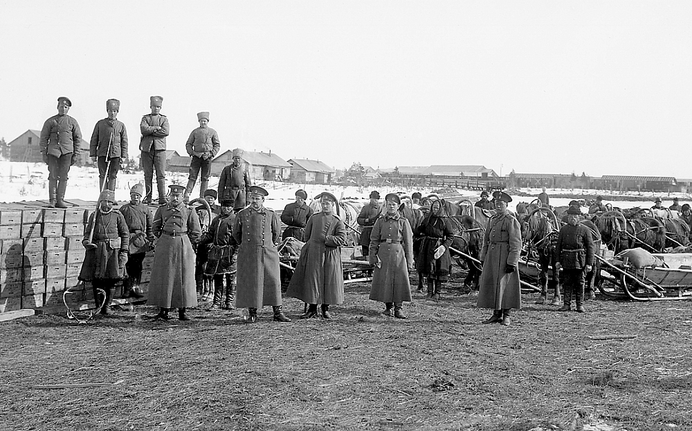 Команда солдат и гражданских возчиков доставила очередную партию оружия к станции Рованиеми. Апрель 1916 года. 