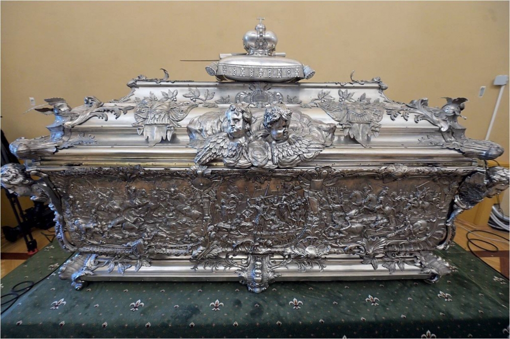 Серебряный саркофаг, созданный из первого русского серебра в 1750-е годы для достойного хранения мощей благоверного князя.