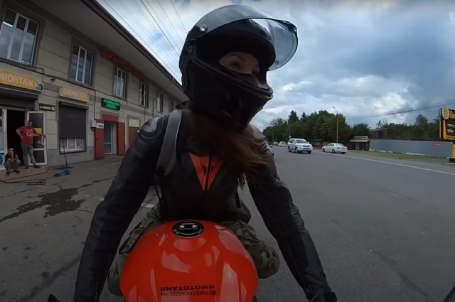 Татьяна во время движения на любимом байке.