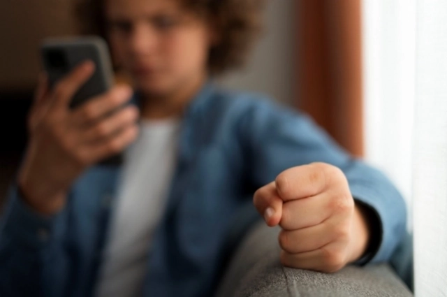 Над ребенком издевались сверстники.