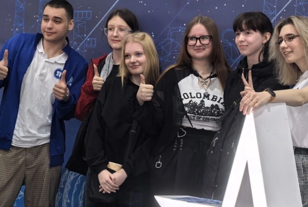 Молодёжь узнавала о новинках в сфере производства.