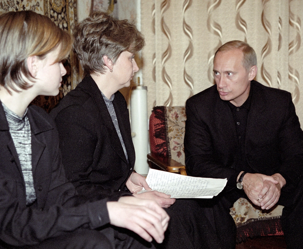22 августа 2000 года. Путин беседует с семьёй командира подлодки «Курск» ГеннадияЛячина в Видяеве, откуда подлодка ушла в последний поход.