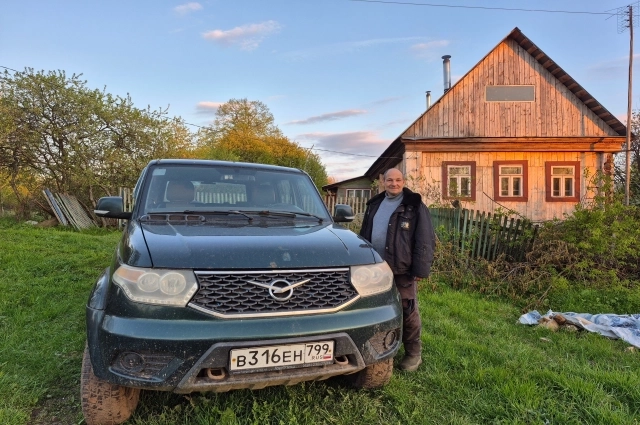 Роман Жуков каждый раз, выбираясь из деревни, надевает на свой внедорожник цепи.