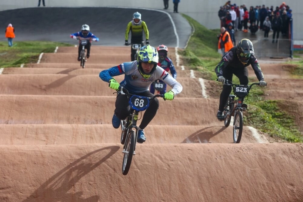 Гонки на BMX в Москве: захватывающие моменты на крутых виражах