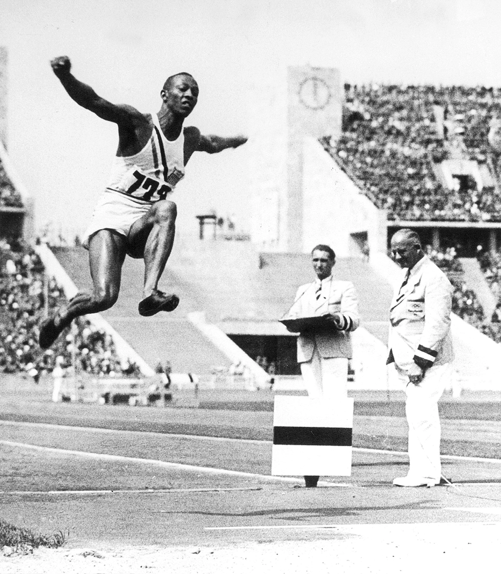 Джесси Оуэнс На Олимпийских играх 1936 года стал четырёхкратным олимпийским чемпионом, выиграв дистанции 100 и 200 метров, эстафету 4×100 метров (с мировым рекордом) и прыжки в длину.