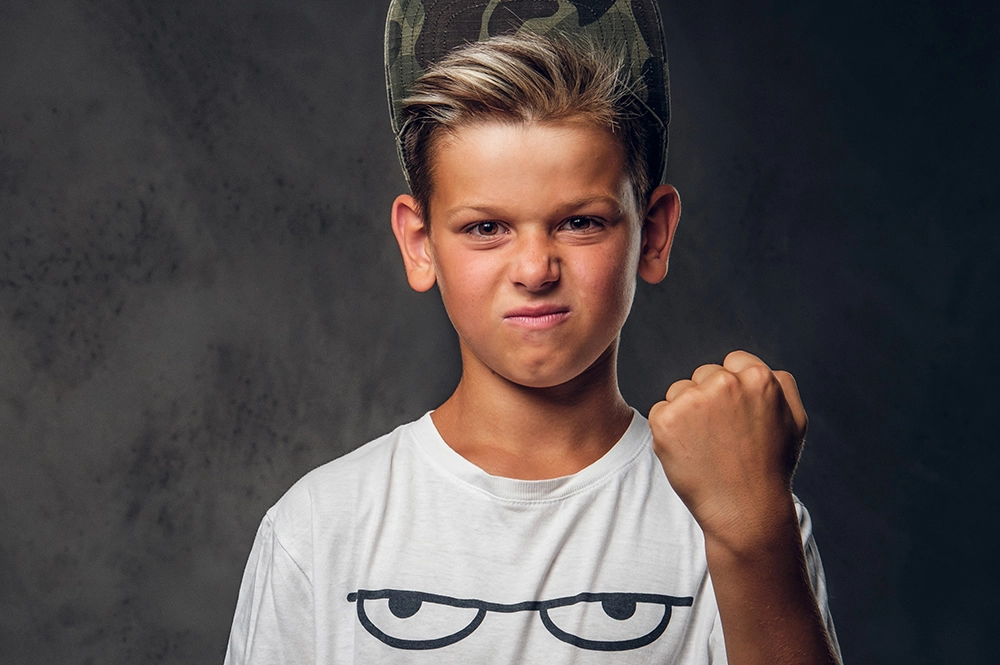 Очень часто в социуме ведут себя агрессивно дети.