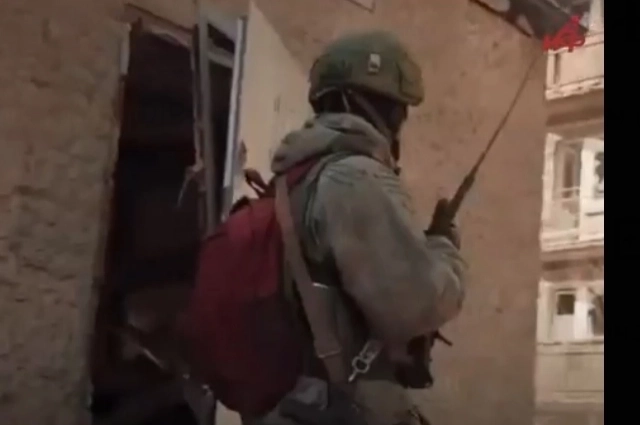 На кадрах военной хроники Струна всё время с красным рюкзаком.