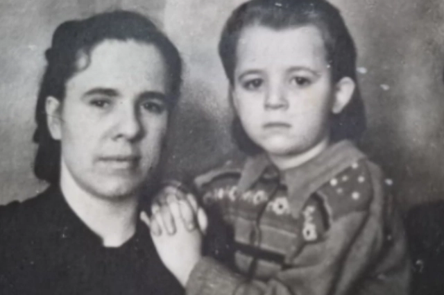 Анастасия Медведева (слева) работала по 16 часов и после смены собирала танки для уральских добровольцев.