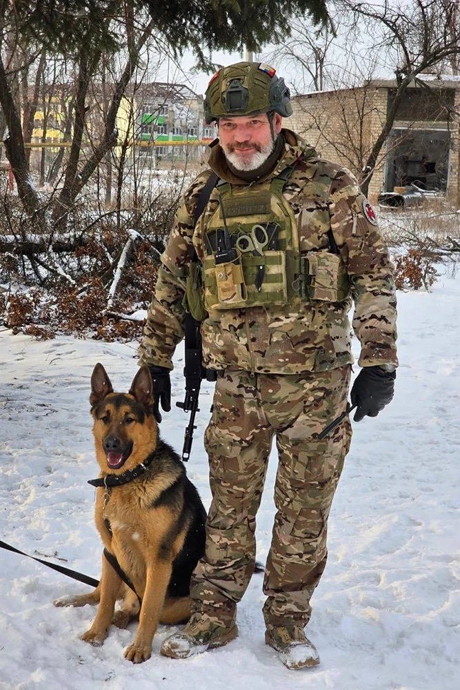 У Александра Душинского в зоне СВО есть и четвероногий боевой товарищ.