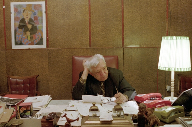 Главный режиссер Московского цирка на Цветном бульваре народный артист СССР Юрий Никулин в рабочем кабинете. 1986 г.