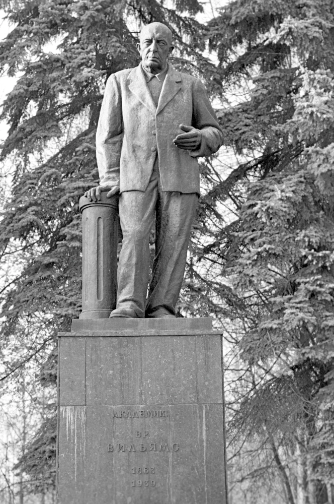 Памятник Василию Робертовичу Вильямсу (1863-1939). Бронза, черный лабрадор. Установлен в 1947 году на территории сельскохозяйственной академии имени К.А. Тимирязева. Скульптор С.О. Махтин, архитектор И.А. Француз.