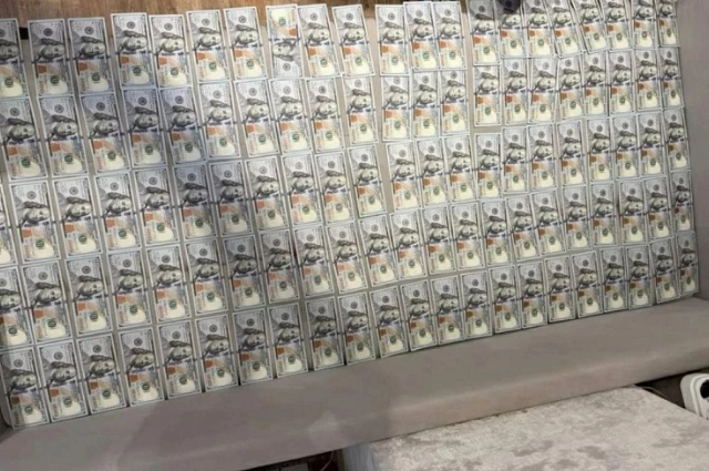 Улики: икра, деньги, икра в банках