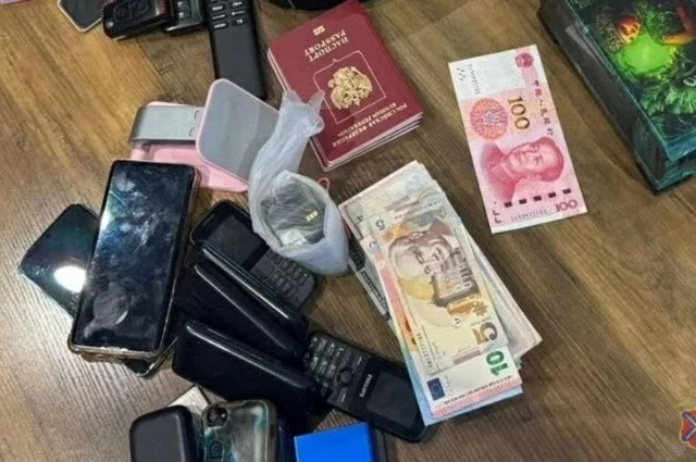 Улики: икра, деньги, икра в банках