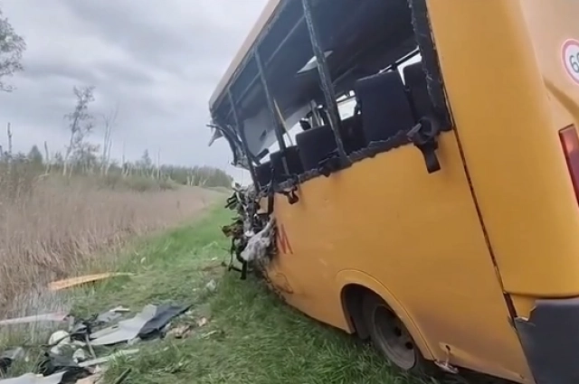 Бок автобуса, где сидел погибший школьник.