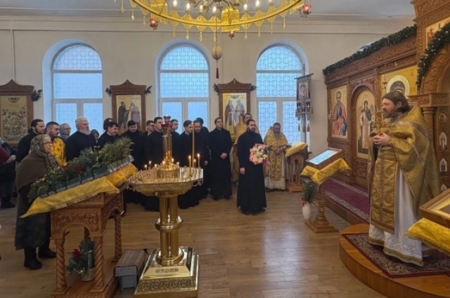 В семинарии есть свой храм, семинаристы участвуют в церковных службах.