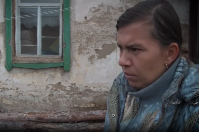 Оксана Кукина у стен своего дома.