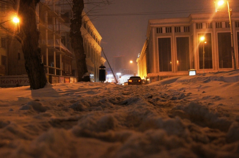Тротуар в Банковском переулке больше напоминает полосу препятствий, считает Дмитрий Чукреев и упрекает мэрию за неуважение к жителям города.