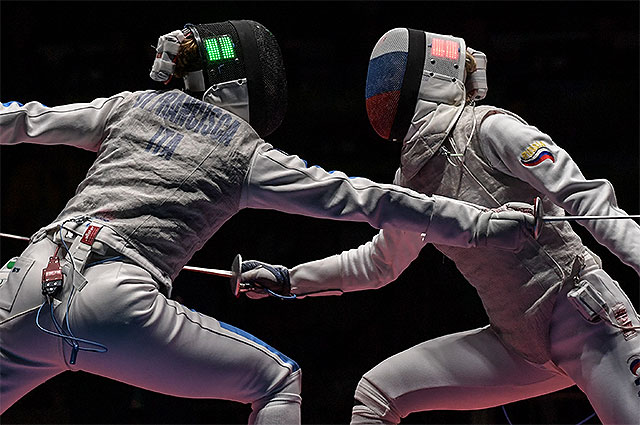 Элиза Ди Франчиска и Инна Дериглазова в финальном поединке индивидуальных соревнований по фехтованию на рапирах среди женщин на XXXI летних Олимпийских играх.