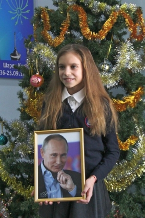 Школьница получила в подарок портрет с автографом главы государства.
