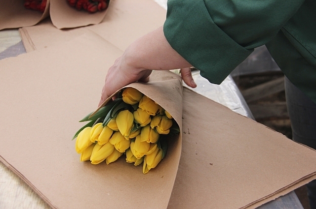 Лучше всего упаковать цветы в обычную крафтовую бумагу: недорого и стильно.
