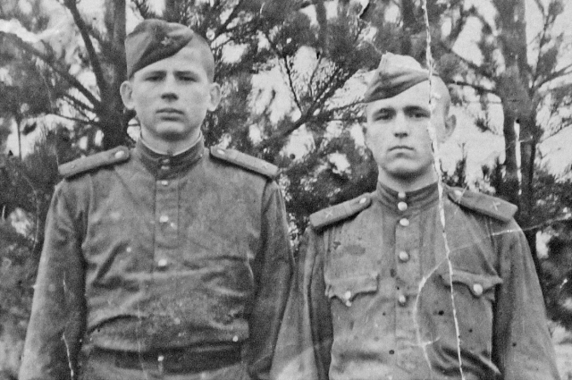 Михаил Мороз с товарищем на фронте. 1944 г.