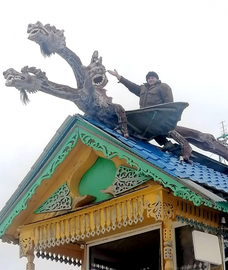 Змей Горыныч из Дурасово. Сказочный персонаж живёт на крыше частного дома