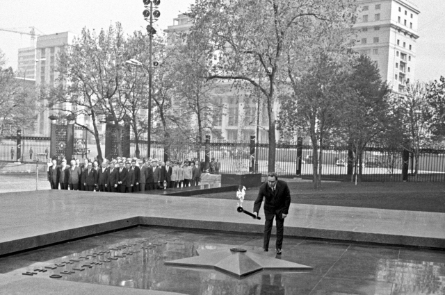 Торжественное открытие памятника Могила неизвестного солдата. Генеральный секретарь Леонид Ильич Брежнев зажигает Вечный огонь.