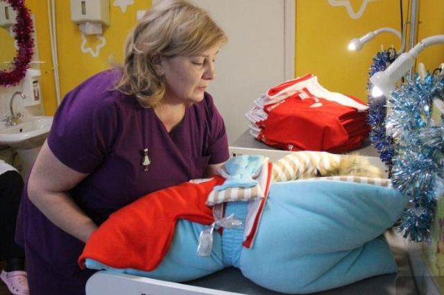 Екатеринбургских новорожденных выписывают из роддомов в новогодних костюмах