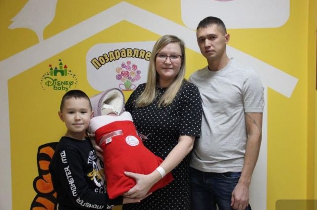 Екатеринбургских новорожденных выписывают из роддомов в новогодних костюмах