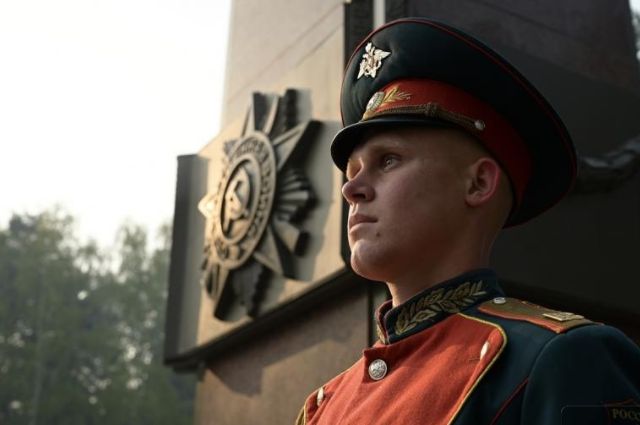 Евгений Куйвашев возложил цветы к Широкореченскому военному мемориалу