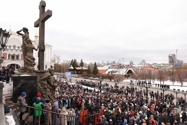 Тысячи екатеринбуржцев совершили крестный ход в День народного единства