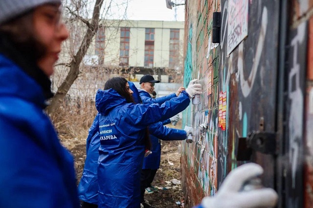 Волонтёры Екатеринбурга вышли на субботники с призывом голосовать за парки