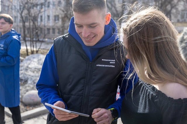Волонтёры Екатеринбурга вышли на субботники с призывом голосовать за парки
