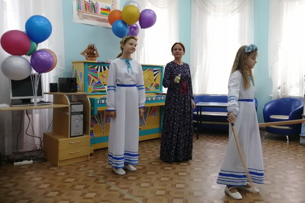 Семья Есауловых исполнила русскую народную песню.