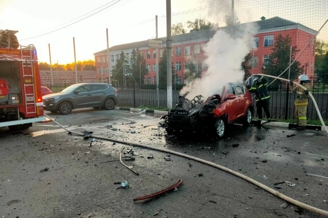 Сгоревший автомобиль после обстрела.
