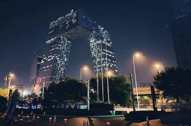 Штаб-квартира Центрального телевидения Китая. За необычную форму этот небоскреб называют «штанишками».